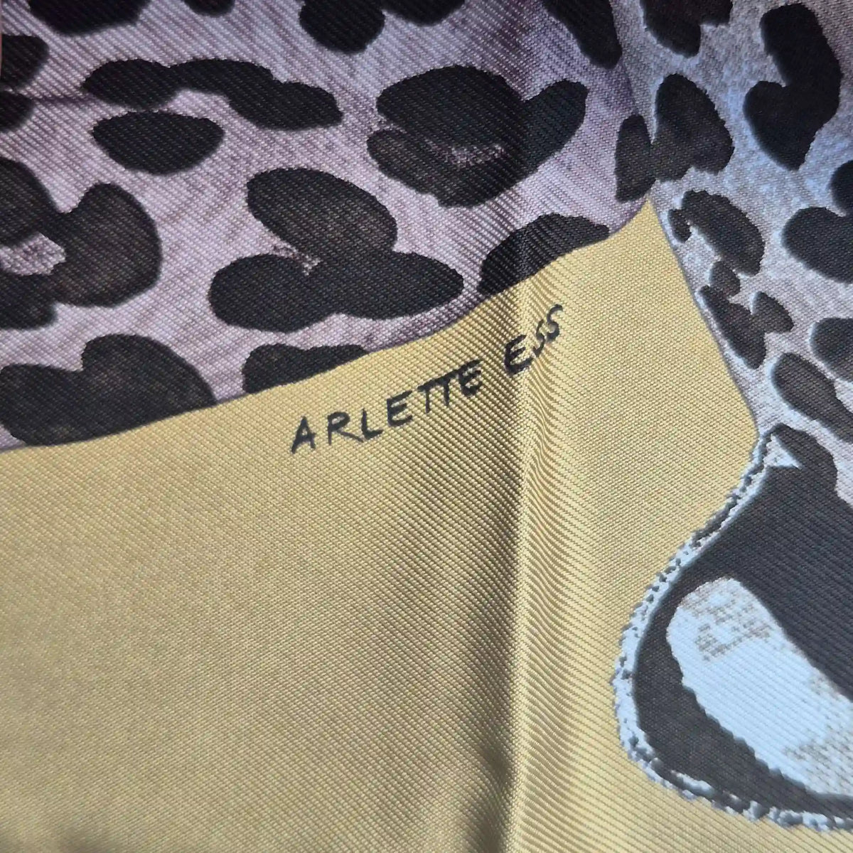 hermes lazy leopardesses arlette ess silk scarf khaki brown anthracite leopards