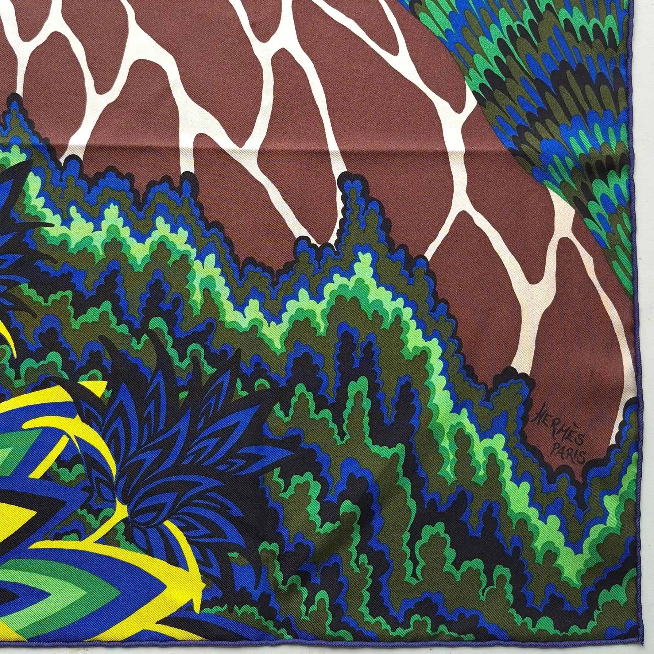 hermes three graces alice shirley silk scarf giraffes pink fuchsia jungle detail
