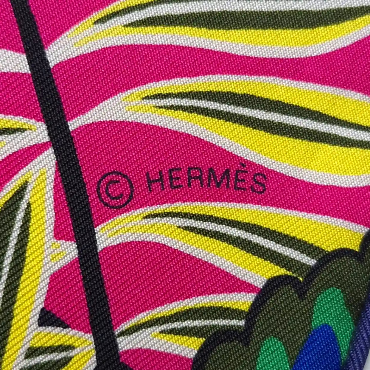 hermes three graces alice shirley silk scarf giraffes pink fuchsia jungle detail